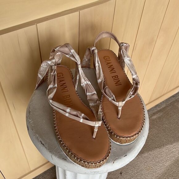 Women's Espadrille Platforms Gianni Bini Sandals Lace Up Ribbon Tie Tan Size 10 - Picture 3 of 5